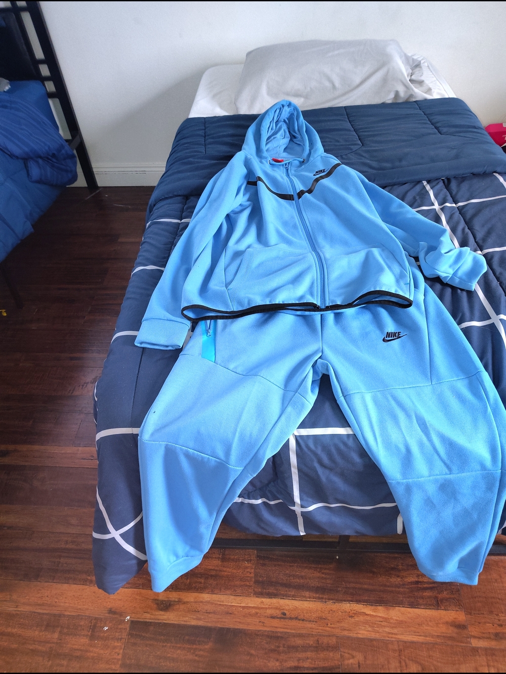 Sweat Suit Nike Light Blue Full-Zip Hoodie with Black Chevron Detail - Picture 2 of 3